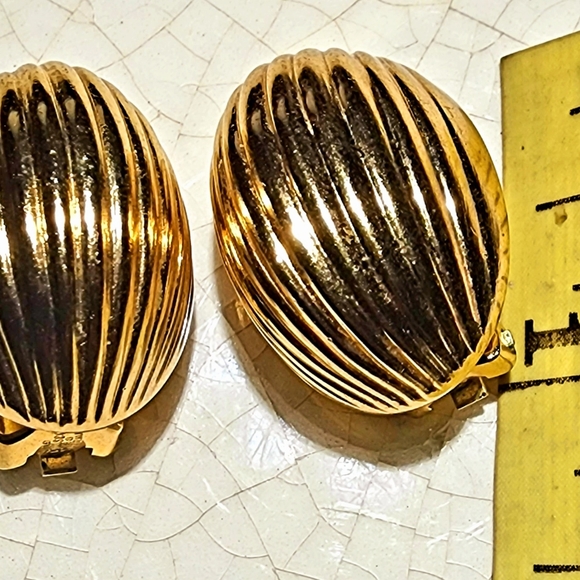 Large oval bombe Ribbed Gold Tone Clip On Earrings Unsigned Lightweight - Picture 8 of 9